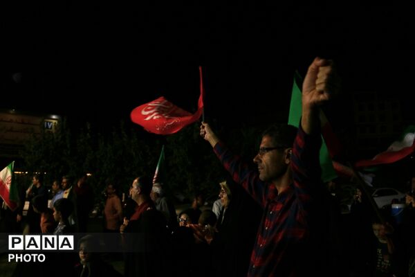 اهتزاز پرچم سه‌رنگ جمهوری اسلامی ایران در میدان امام حسین یزد 