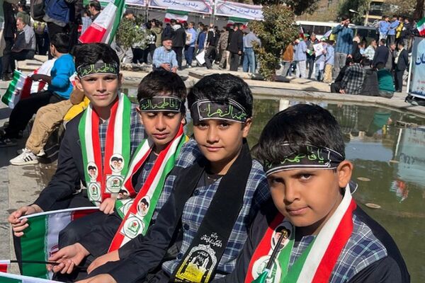 خروش هزاران دانش آموز ورامینی در ۱۳ آبان