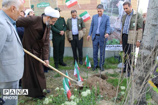 نهال کاری در فاروج به یاد دانش‌آموزان میناب 