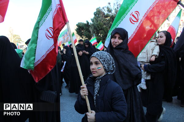  نوجوانان در صف نخست اجتماع مردمی چهلم رهبر شهید