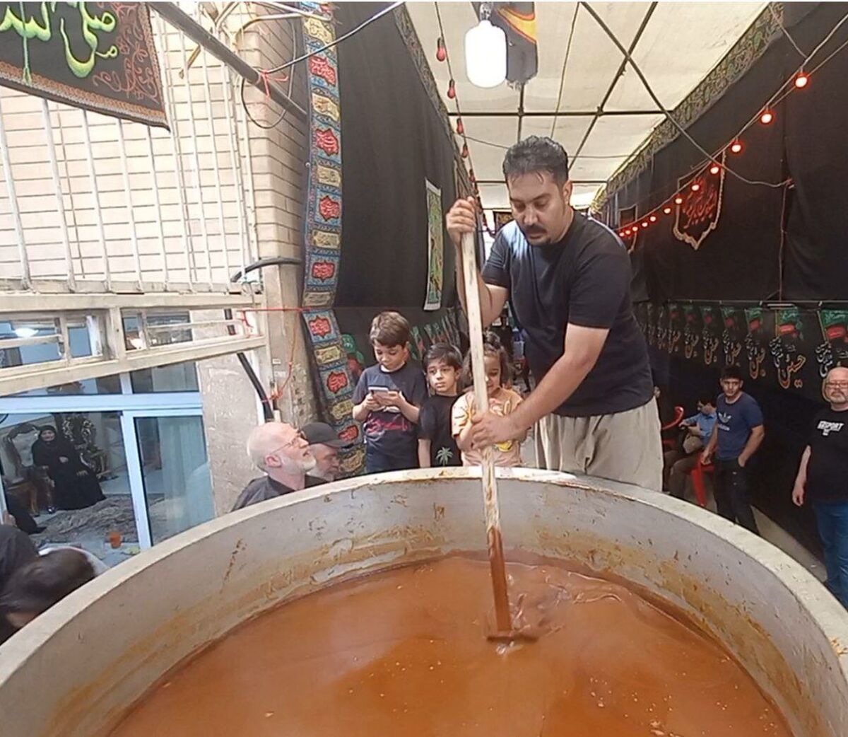 شور حسینی در اصفهان؛ پخت سمنوی نذری در الیادران همزمان با ۱۳ محرم