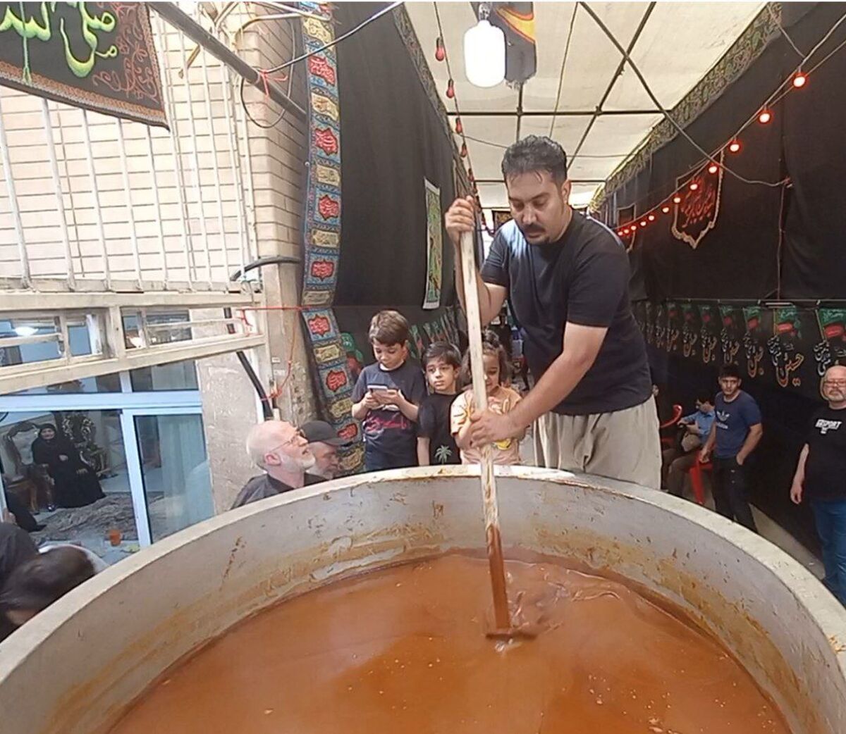 شور حسینی در اصفهان؛ پخت سمنوی نذری در الیادران همزمان با ۱۳ محرم