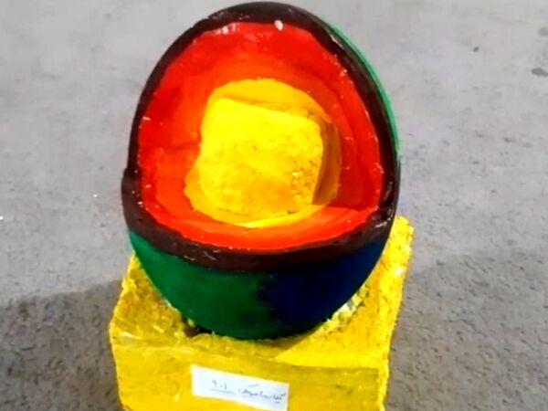 نمایشگاه دست سازه های دانش آموزان دبیرستان بهار آزادی