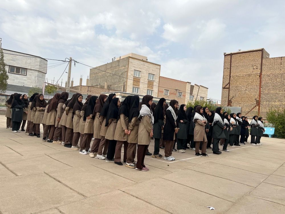 نواختن زنگ مهر در مدرسه شهید محمدی پور خلیل آباد 