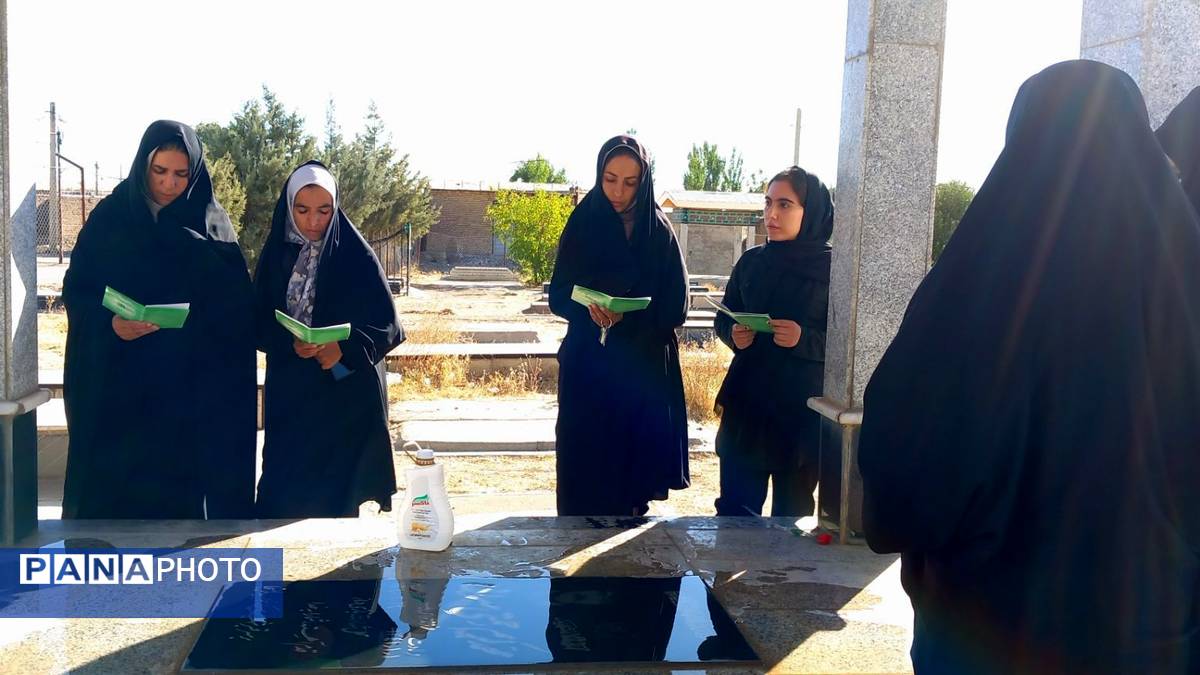  غبارروبی گلزار شهدا با حضور مردم و خانواده‌های شهدای روستای سراب غضنفر