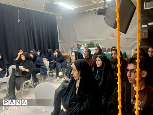 جلسه آگاهی و توجیهی  اولیا در هنرستان کیمیا ناحیه ۳ 