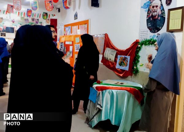پیوند نسل امروز با آرمان‌های انقلاب  روایت تصویری یک نمایشگاه مدرسه انقلاب
