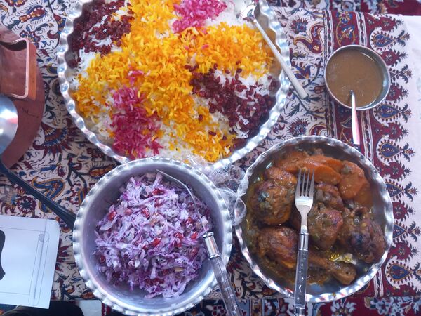 جشنواره غذاهای بومی محلی به‌مناسبت ایام‌الله دهه فجر در آموزشگاه علاقبندنیا ملارد