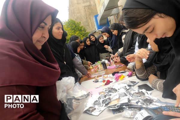 بازارچه دست سازه‌های دانش‌آموزی