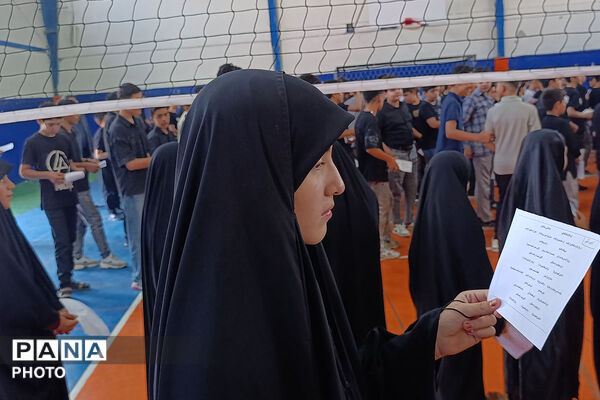 بازدید مدیرکل آموزش و پرورش خراسان شمالی از تمرین سرود «رهبر شهیدم» دانش‌آموزان بجنوردی