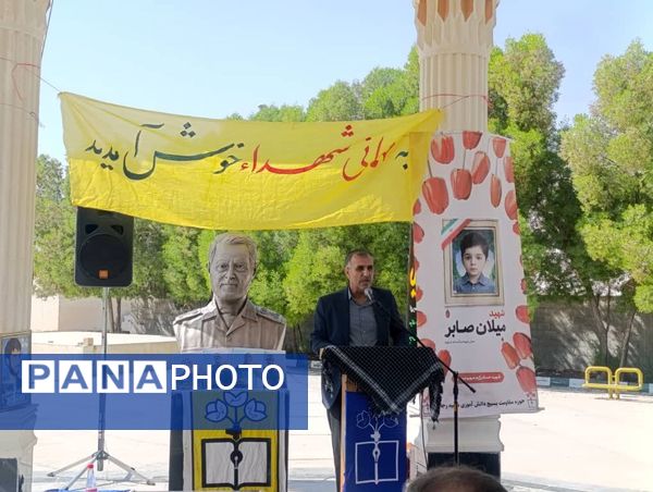 عطر‌افشانی و غبارروبی مزار شهدای بستک