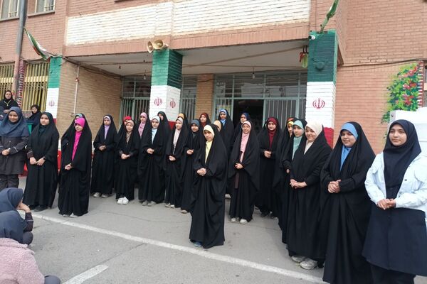 طنین شادی دانش آموزان در برپایی جشن به مناسبت سالروز ولادت امام زمان (عج)