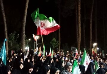 رجز‌‌ خوانی نماینده دختران خبرنگار شهرستان خلیل آباد در تجمعات شبانه