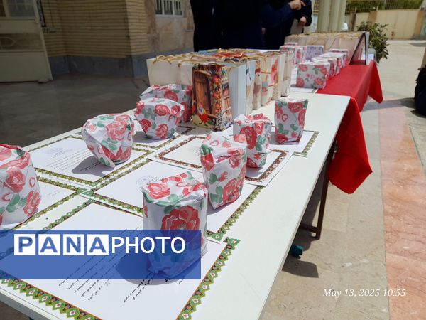 تجلیل از برگزیدگان دبیرستان ۱۵ خرداد 