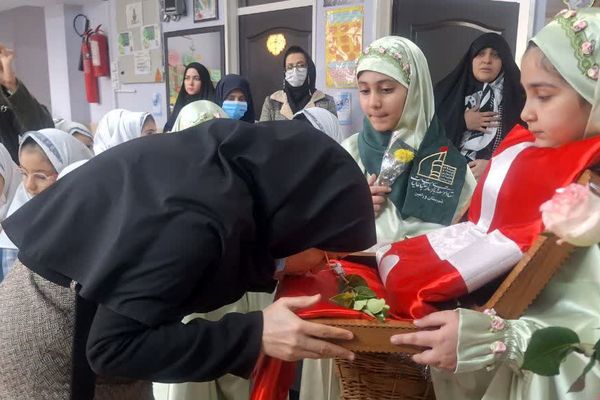 پرچم متبرک امام حسین(ع) میهمان دانش‌آموزان مدرسه زنده‌یاد قمصری