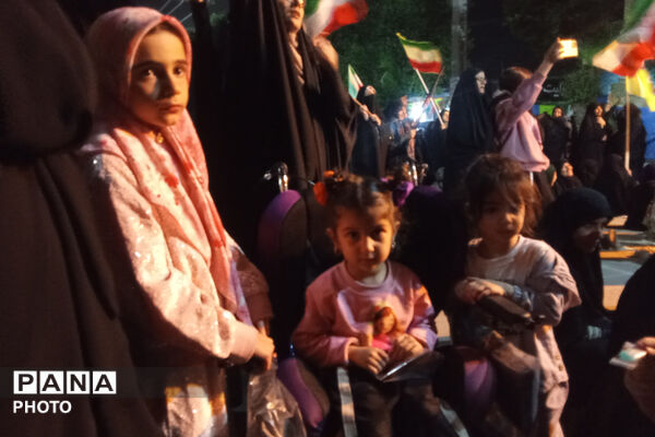 ایستادگی در سایه پرچم وطن