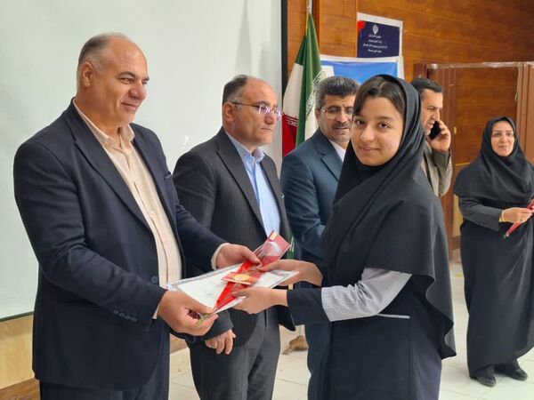 تجلیل از دانش‌آموزان مقام آور و فعالان جشنواره نوجوان خوارزمی