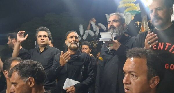 مراسم پرشور زنجیر زنی حسینیه حسینی روستای رزق آباد کاشمر