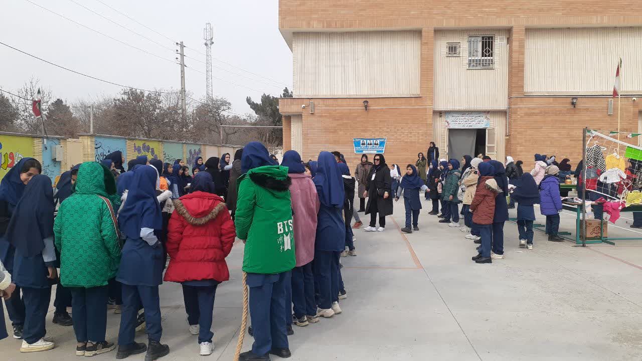 نمایشگاه دست‌ساخته‌های ورزشی و چالش عکس و لباس دوران کودکی و دلنوشته در مدرسه دخترانه ضحی ۲ شیروان