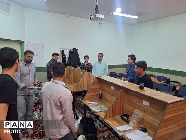 بازدید مدیر آموزشگاه نمونه آیت‌الله خامنه‌ای از قرائت خانه این دبیرستان
