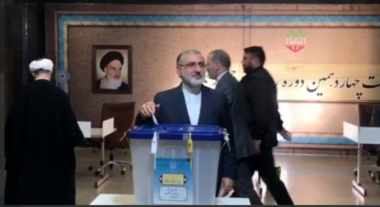 رئیس دفتر رئیس‌جمهور رای خود را به صندوق انداخت+فیلم