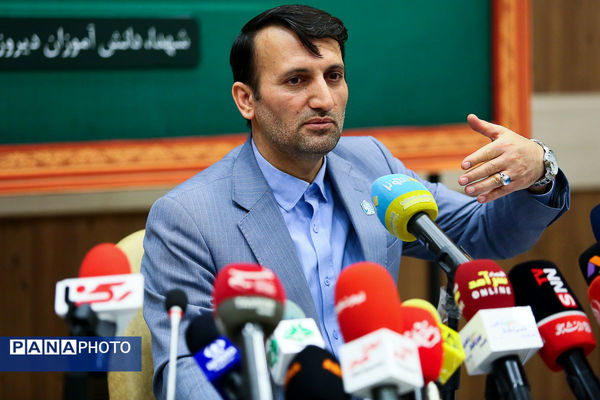 مسئله پایان خدمت دانشجو معلمان را حل کردیم