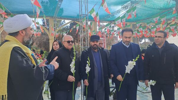 غبارروبی مزار شهدا در امام زاده طاهر(ع) کرج  