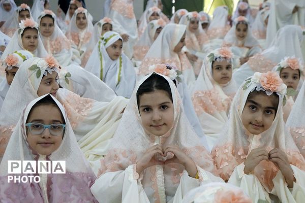 لبخند بندگی در دل‌های کوچک