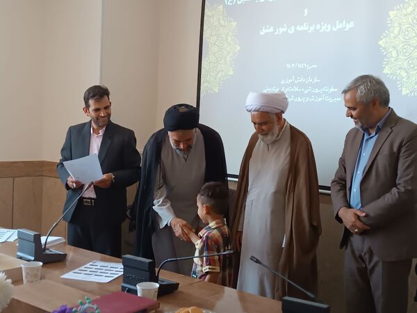 تجلیل از برگزیدگان پویش یاحسین(ع) در گناباد