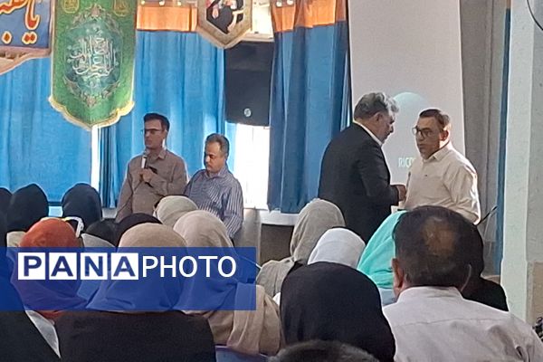 جلسه انجمن اولیا و مربیان در دبیرستان رازی