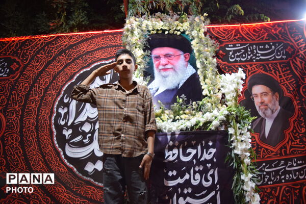 ادای احترام آینده‌سازان فارسان به تصویر رهبر شهید
