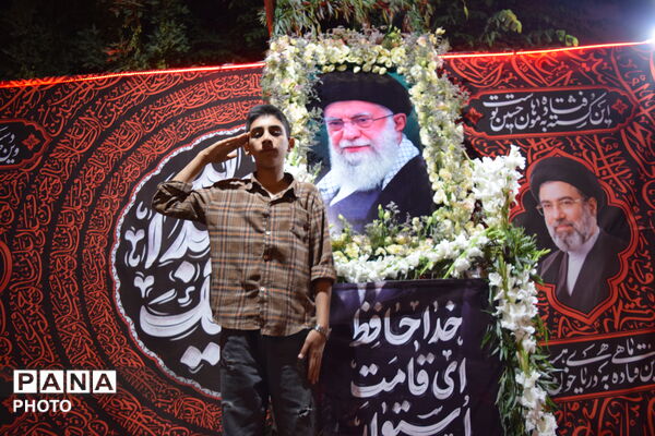 ادای احترام آینده‌سازان فارسان به تصویر رهبر شهید