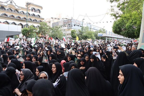 سیل خروشان زائران و مجاوران رضوی در مراسم تشییع پیکر شهدای خدمت