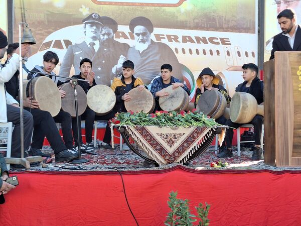 آیین گلباران تمثال امام خمینی(ره) در آغاز دهه فجر