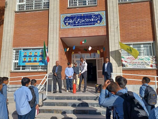 آموزش عملی اطفای حریق در دبیرستان نمونه مرحوم طاووسی خلیل آباد