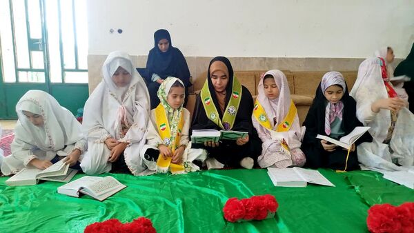 اعتکاف دانش‌آموزی در مسجد امام حسین(ع) روستای تپه‌گجی منطقه بیرانوند 
