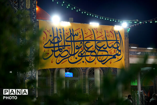گل آرایی ضریح مطهر حضرت معصومه(س) در شب میلاد امام رضا(ع)