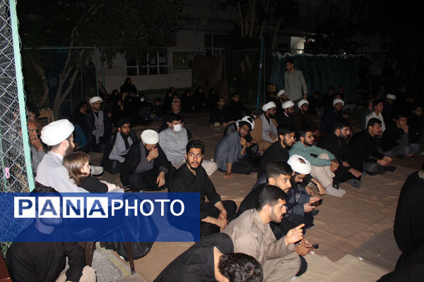 روایتگری طلاب جوان در یادواره شهدای مدرسه حقانی قم