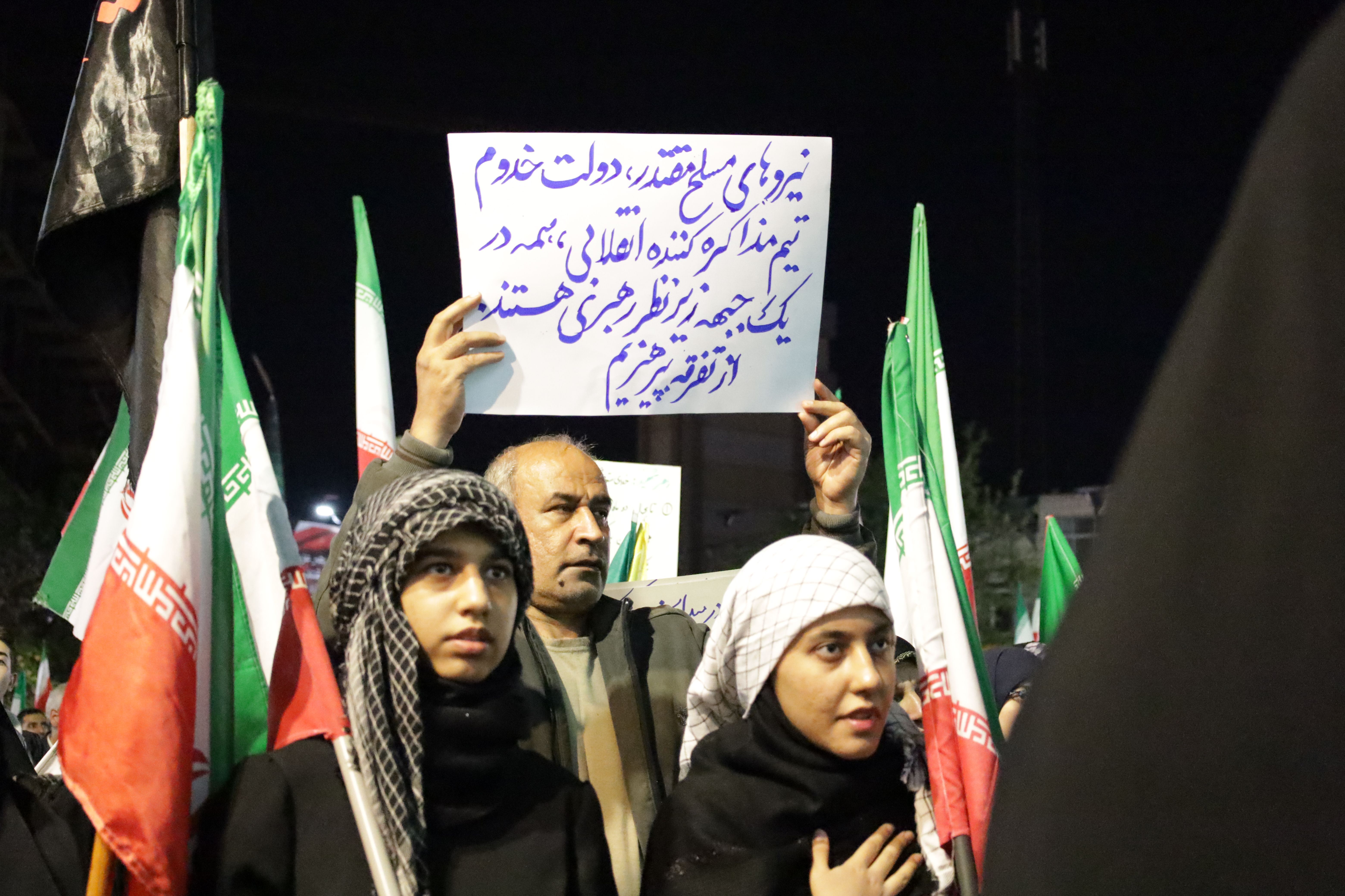 شب پنجاه و هشتم تجمعات مردم کرج در پی فرمان رهبر انقلاب 
