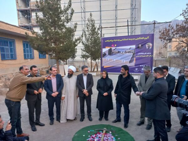 کلنگ نخستین مدرسه زنده‌یاد پیام راهب در قمصر به زمین زده شد