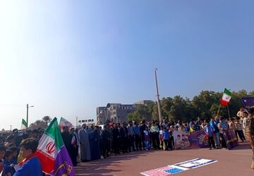 دانش‌آموزان بوموسی در راهپیمایی ۱۳ آبان، پیمان‌شکنان استکبار را محکوم کردند