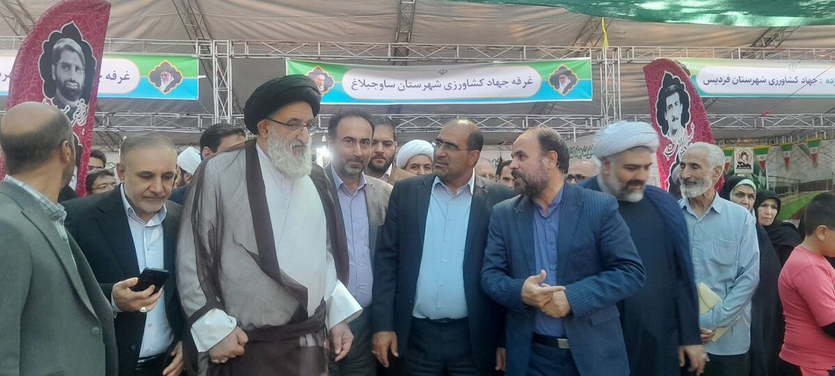 اجرای گروه سرود و تئاتر خیابانی به مناسبت هفته دفاع مقدس در مصلای کرج