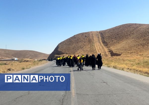 حرکت کاروان پیاده دختران دانش‌آموز نیشابوری به سمت مشهد