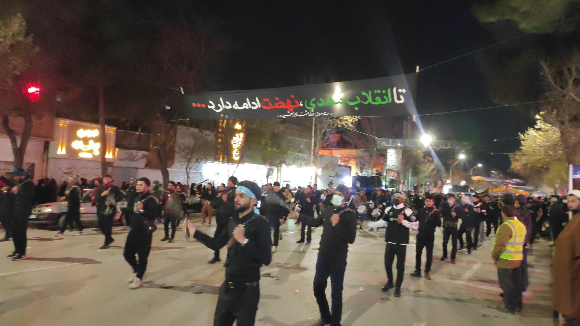 عزاداران علوی در کف خیابان های نیشابوری زنجیر زنی کردند