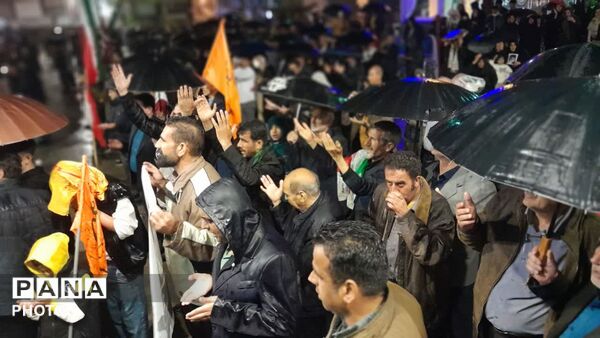 اجتماع مردم کوهدشت در زیربارش شدید باران