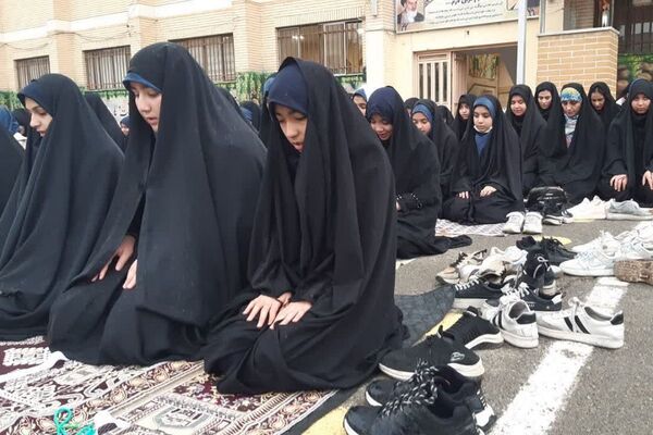  نماز باران در مدرسه جنت با حضور جمعی دانش‌آموزان