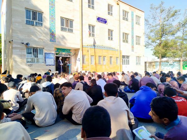 بازدید سرزده بازپرس دادگستری شهرستان کاشمر از دبیرستان میثاق