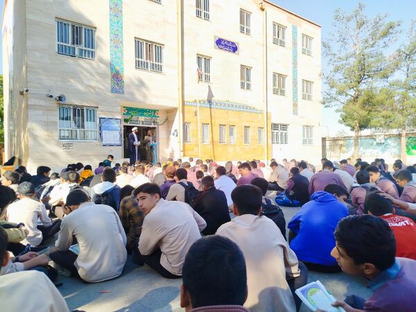 بازدید سرزده بازپرس دادگستری شهرستان کاشمر از دبیرستان میثاق
