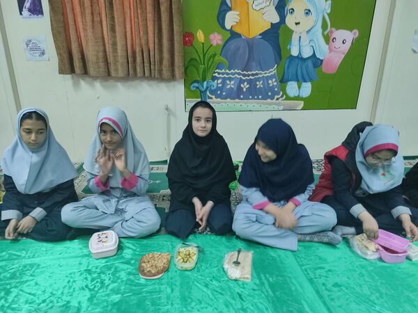  جشنواره غذای سالم در دبستان شاهد حاج تقی آقا بزرگ ناحیه یک مشهد 