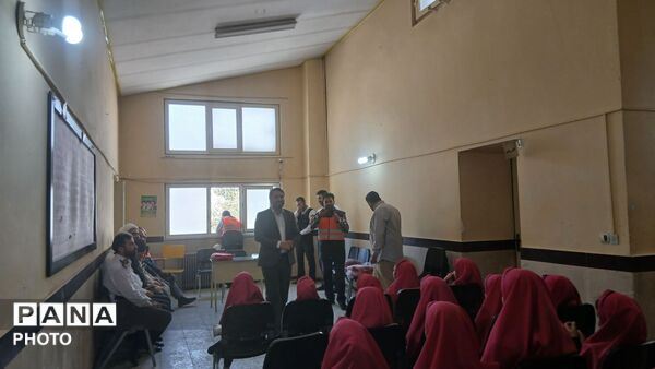 آموزش نکات ایمنی و فرهنگ ترافیکی به دانش‌آموزان روستای کندر 